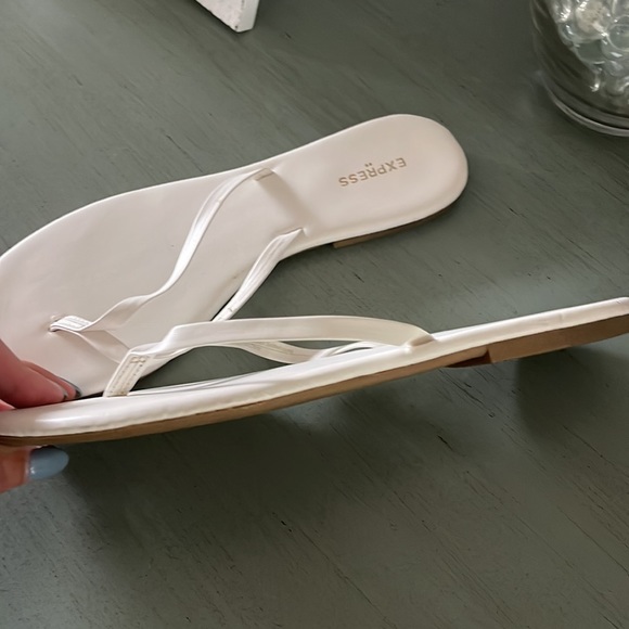 Almost new white flip flops - Picture 4 of 5